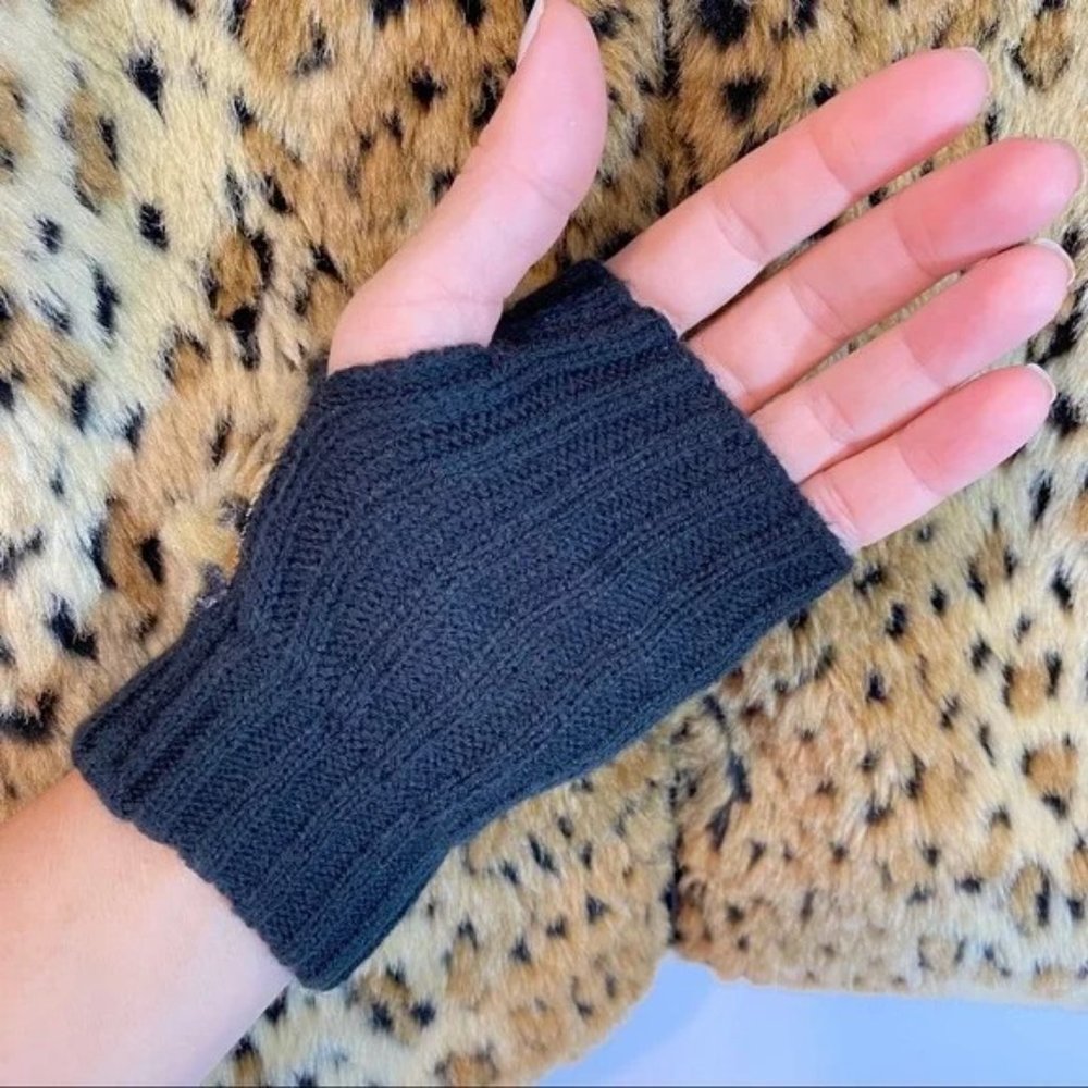 GALLERY FAUX FUR REVERSIBLE LEOPARD VEST WITH MATCHING MITTS - Picture 7 of 11